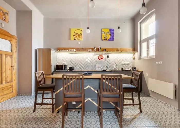 Elegant And Modern In The Centre *