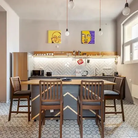 Elegant And Modern In The Centre *